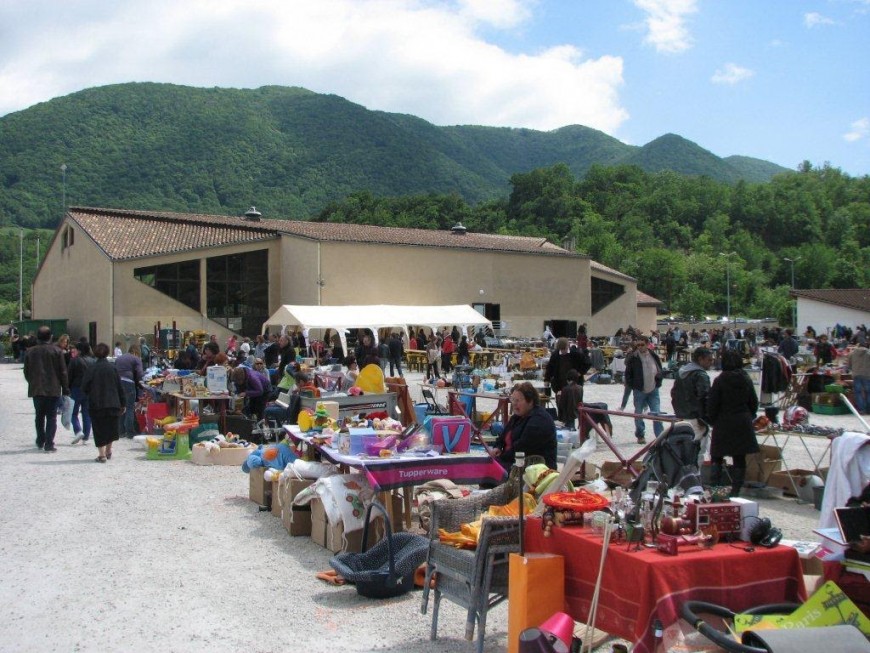 Foire au grenier du sou des écoles de Vif Foire au grenier du sou des écoles de Vif