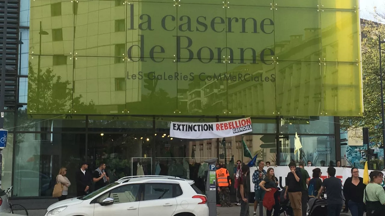 Grenoble : la caserne de Bonne bloquée par des activistes écologistes Grenoble : la caserne de Bonne bloquée par des activistes écologistes