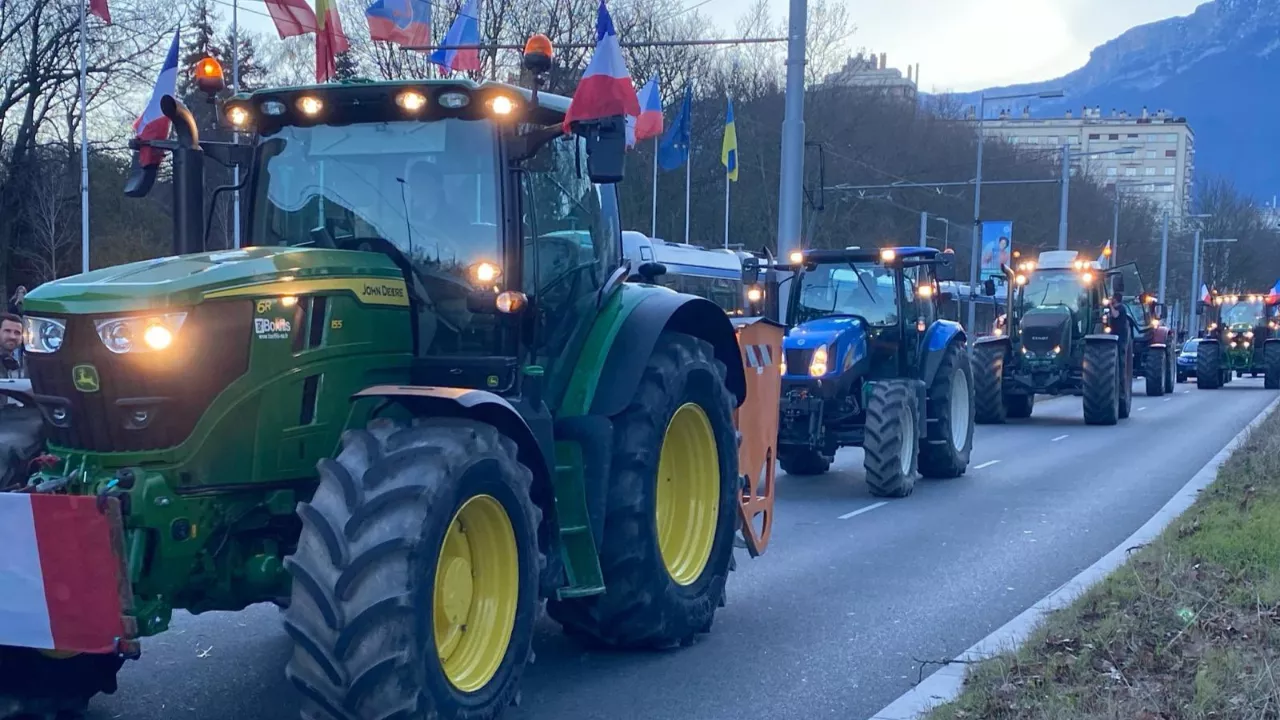 Grenoble paralysée par les agriculteurs en colère, les élus viennent les soutenir Grenoble paralysée par les agriculteurs en colère, les élus viennent les soutenir