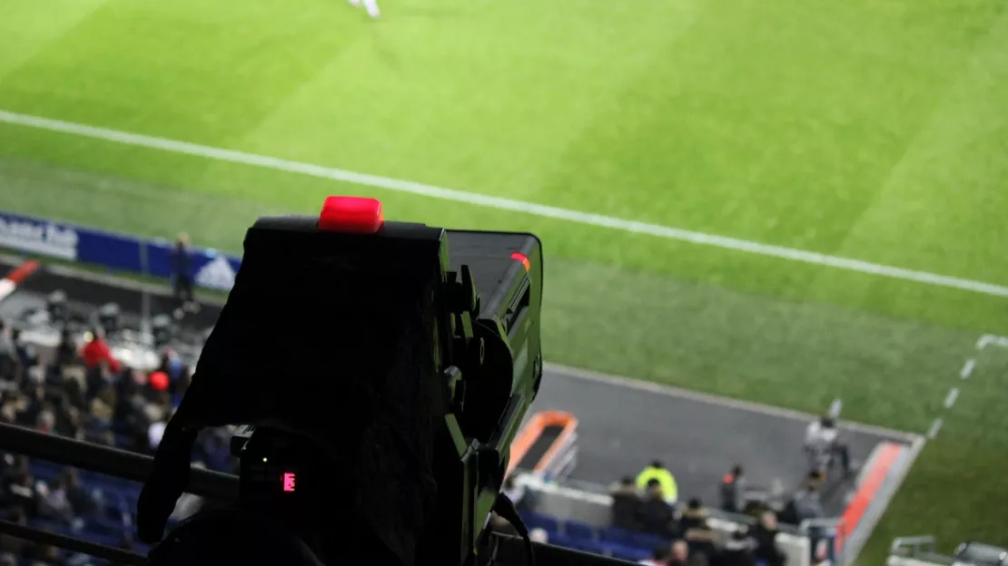 Des camions-régie de beIN SPORTS pris pour cible par des supporters grenoblois