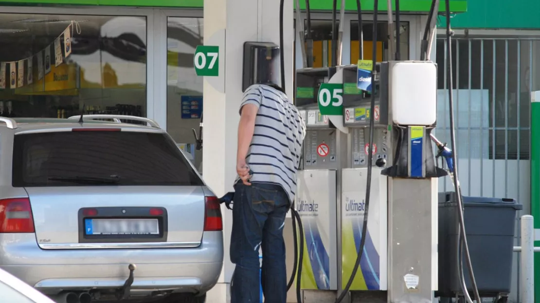 Grenoble : il fait son plein d’essence avec une carte La Poste volée