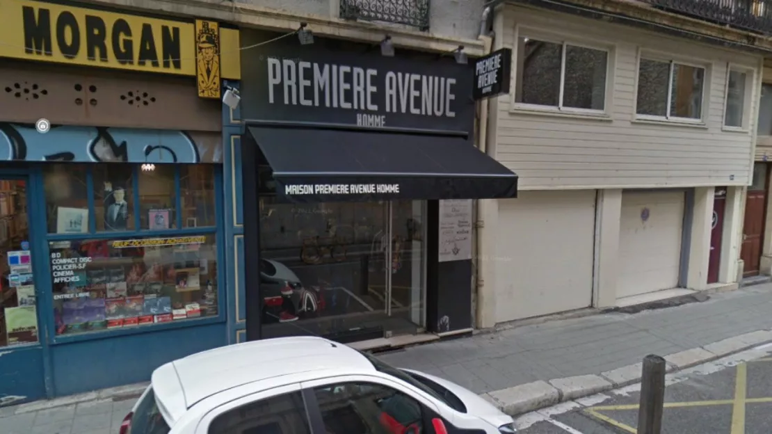 Grenoble : il force la devanture d'un magasin de vêtements avec une voiture-bélier