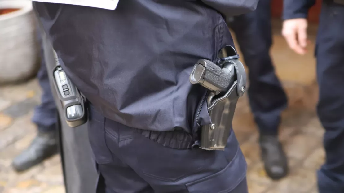 Grenoble : il menace les policiers avec un couteau, les agents ouvrent le feu