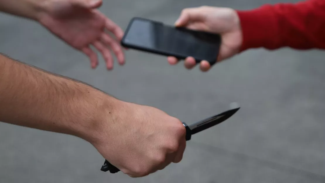 Grenoble : il se prend trois coups de couteau après avoir refusé de donner son téléphone