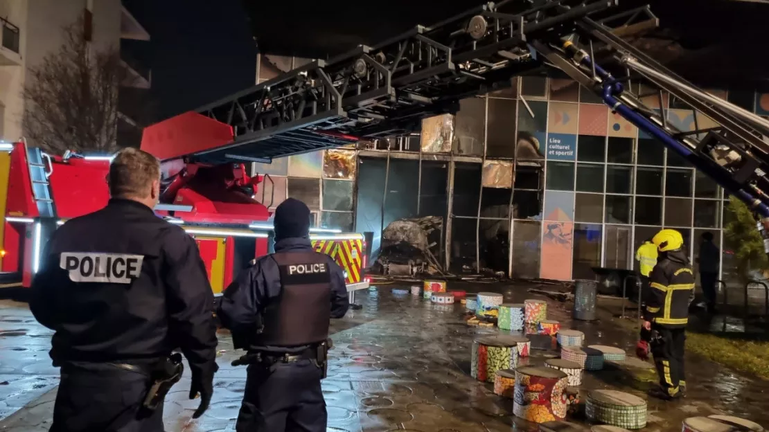 Grenoble : la bibliothèque intégralement détruite par les flammes de la voiture-bélier, un épisode lié à des violences urbaines ?