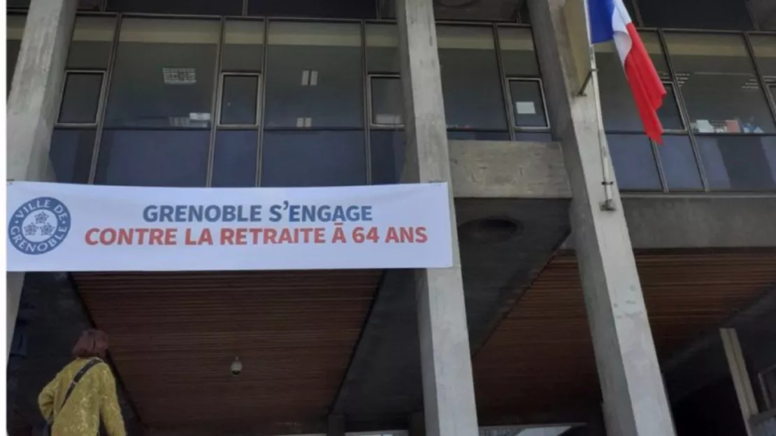 Grenoble : la justice donne 24 heures à Eric Piolle pour décrocher sa banderole contre la réforme des retraites