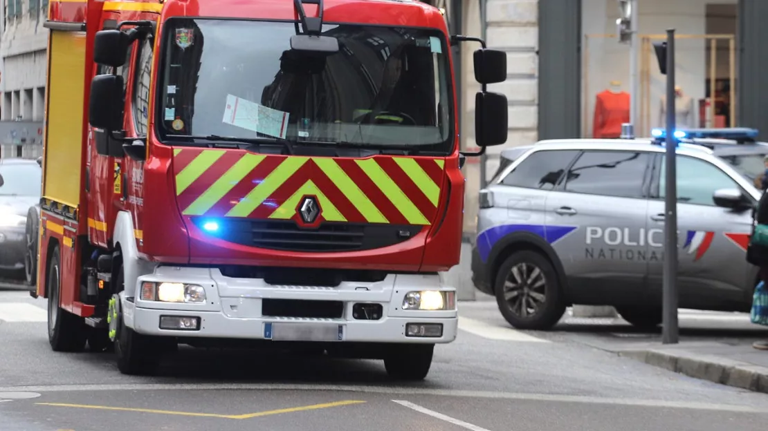 Grenoble : le conducteur d’un véhicule percute un mur de plein fouet, son pronostic vital est engagé