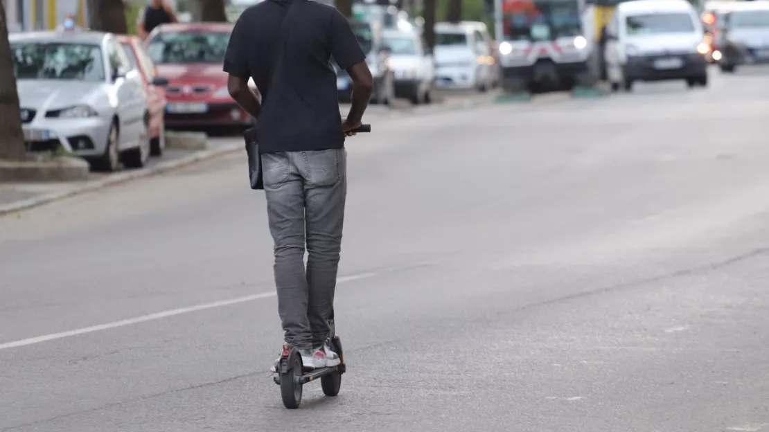 Grenoble : trois ados agressent un policier en civil pour lui voler sa trottinette