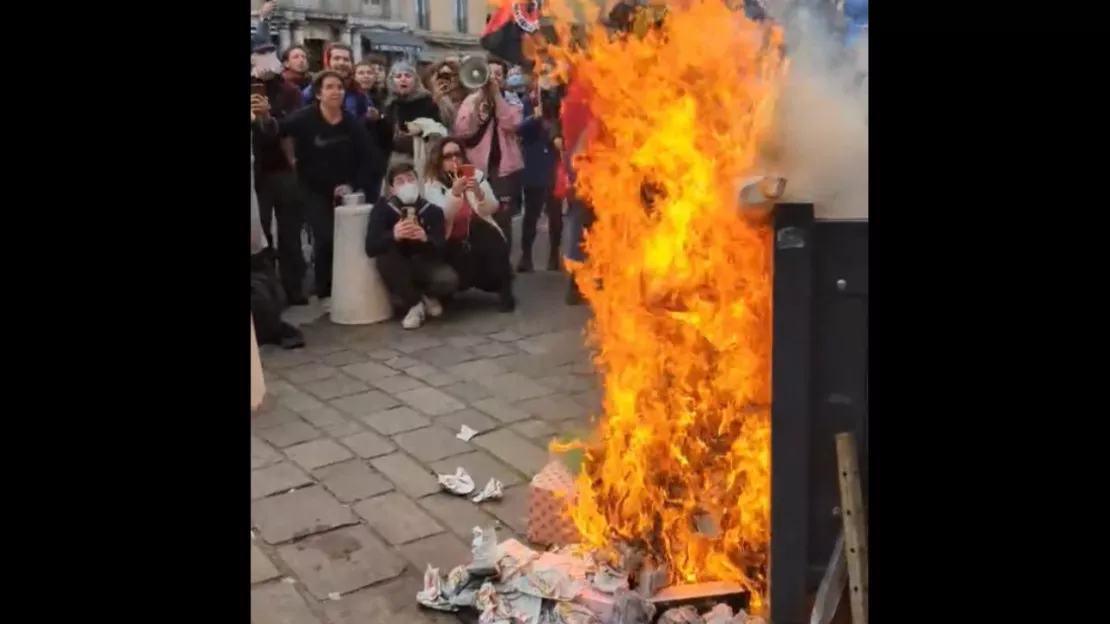 Grenoble : un mannequin à l'effigie d'Emmanuel Macron brûlé par des manifestants