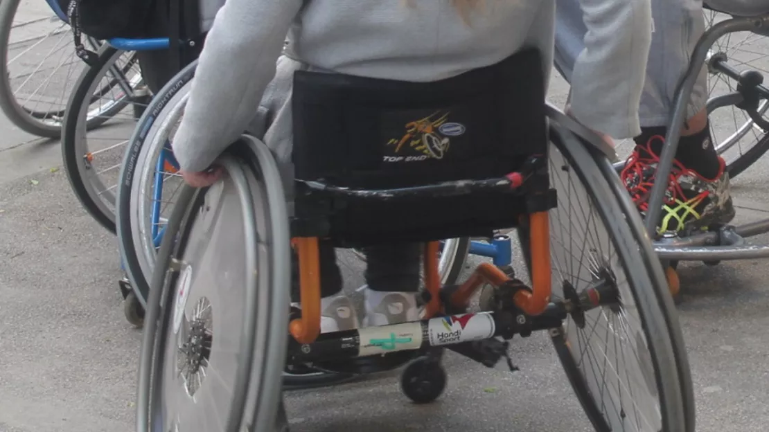 Grenoble : une femme en fauteuil roulant et deux enfants percutés par un automobiliste