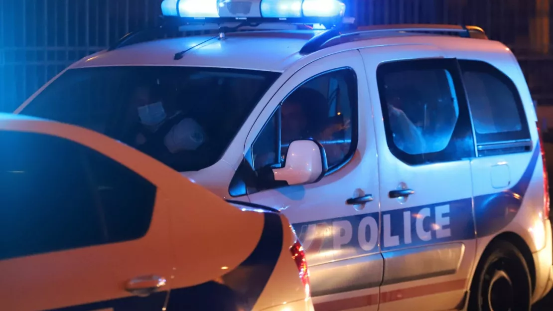 Grenoble : une femme ivre crache sur un policier puis le frappe