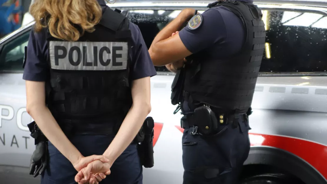 Grenoble : une policière interpellée pour avoir appelé et renseigné son compagnon incarcéré