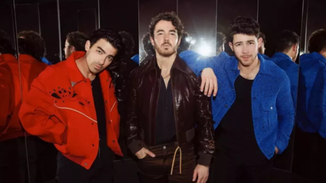 Jonas Brothers : il présente leur nouvel album avec "Waffle House"