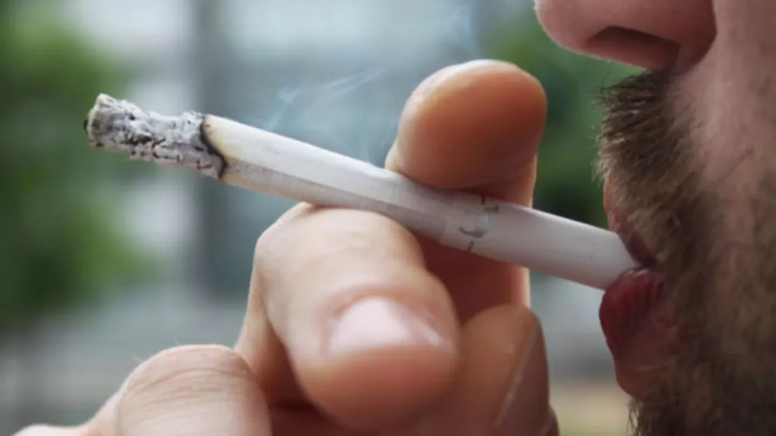 La mairie de Grenoble aimerait interdire de fumer devant les écoles