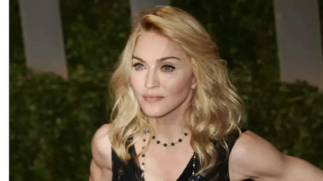 Madonna embrasse un énorme bouquet de roses sur une photo post-hospitalisation