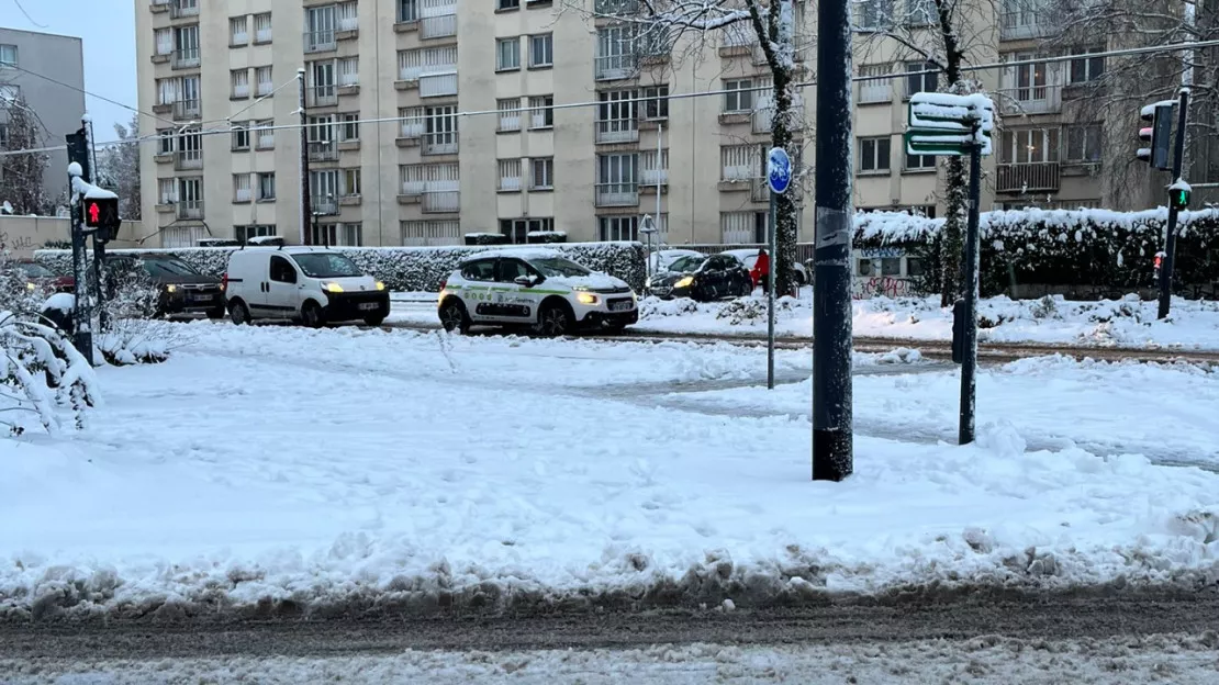 Neige à Grenoble : les routes paralysées