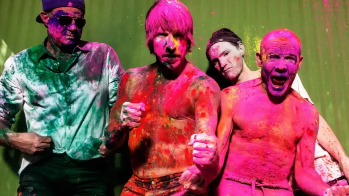 Red Hot Chili Peppers : le bassiste s'excuse pour tous les instruments cassés