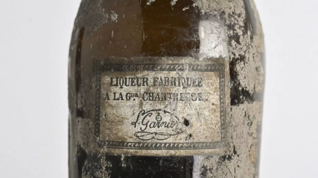 Une bouteille de Chartreuse jaune du 19e siècle vendue 16 500 euros aux enchères