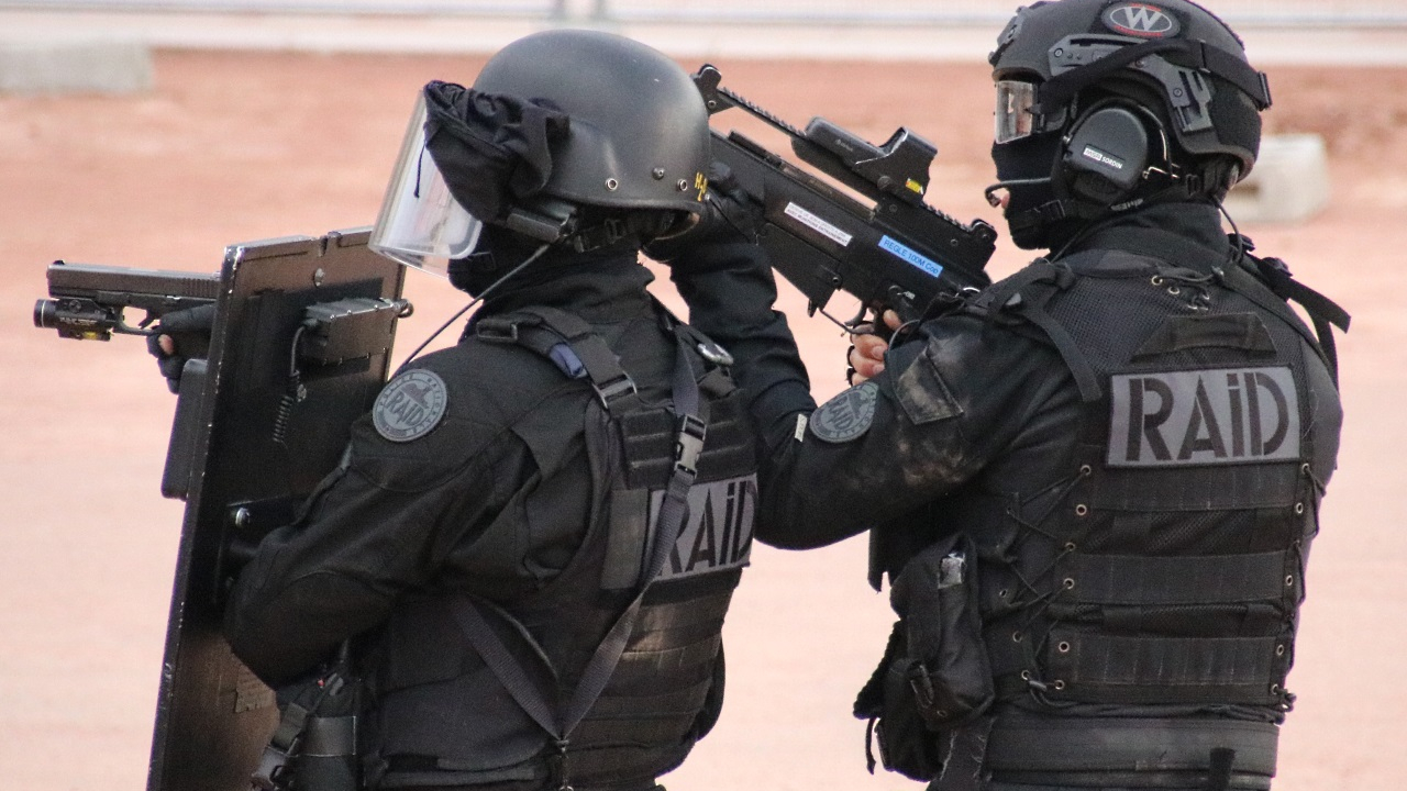 Coup de filet dans l'agglomération grenobloise : une dizaine de trafiquants de drogue présumés interpellés Coup de filet dans l'agglomération grenobloise : une dizaine de trafiquants de drogue présumés interpellés