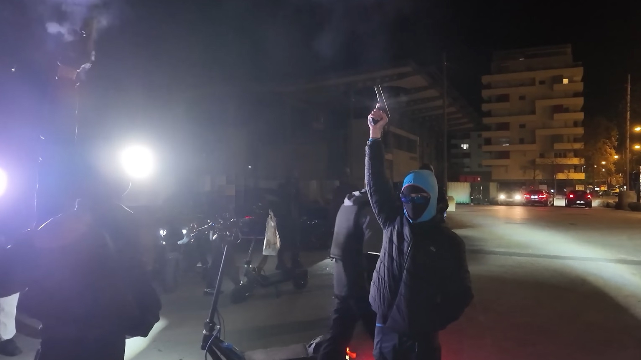 Tirs d'armes à feu, drogue, rodéos : un youtubeur allemand en immersion à Echirolles, la "mini-Chicago de France" Tirs d'armes à feu, drogue, rodéos : un youtubeur allemand en immersion à Echirolles, la "mini-Chicago de France"