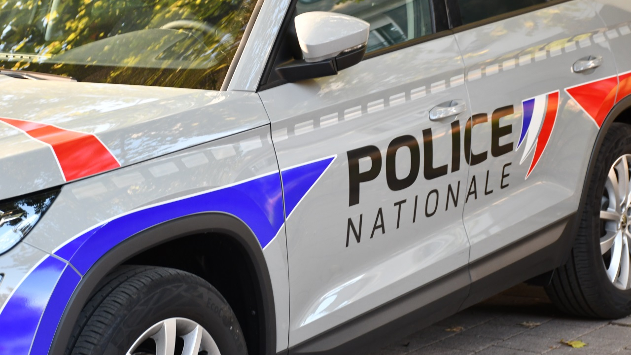 Grenoble : un restaurateur refuse d'être racketté, sa vitrine attaquée à la voiture-bélier Grenoble : un restaurateur refuse d'être racketté, sa vitrine attaquée à la voiture-bélier