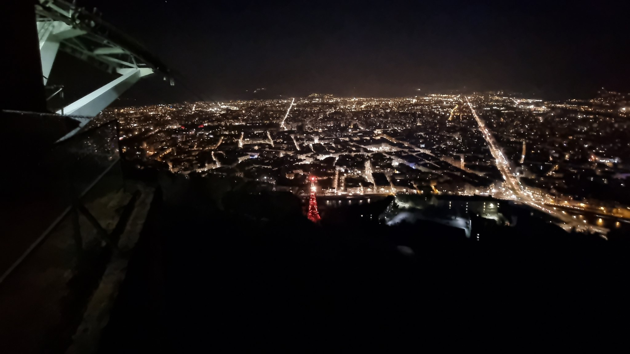 A Grenoble, le pyl&ocirc;ne de la Bastille change d&eacute;sormais de couleur selon la qualit&eacute; de l'air