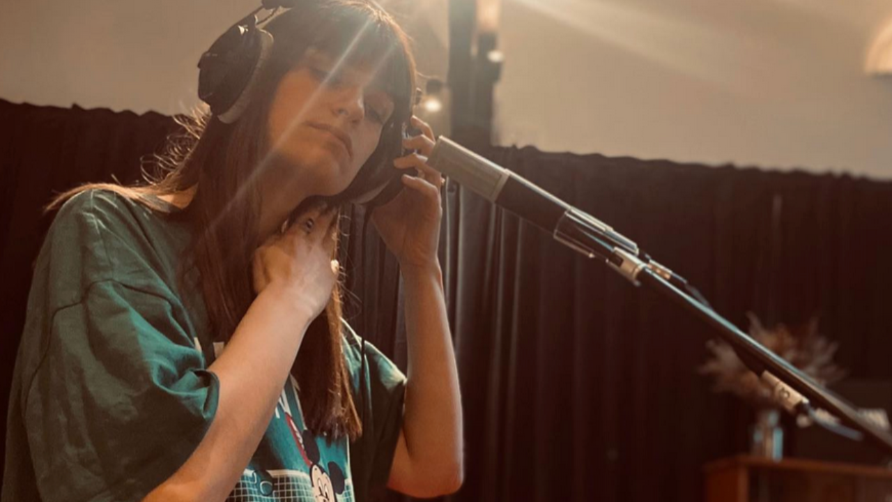 Clara Luciani annonce &ecirc;tre enceinte !