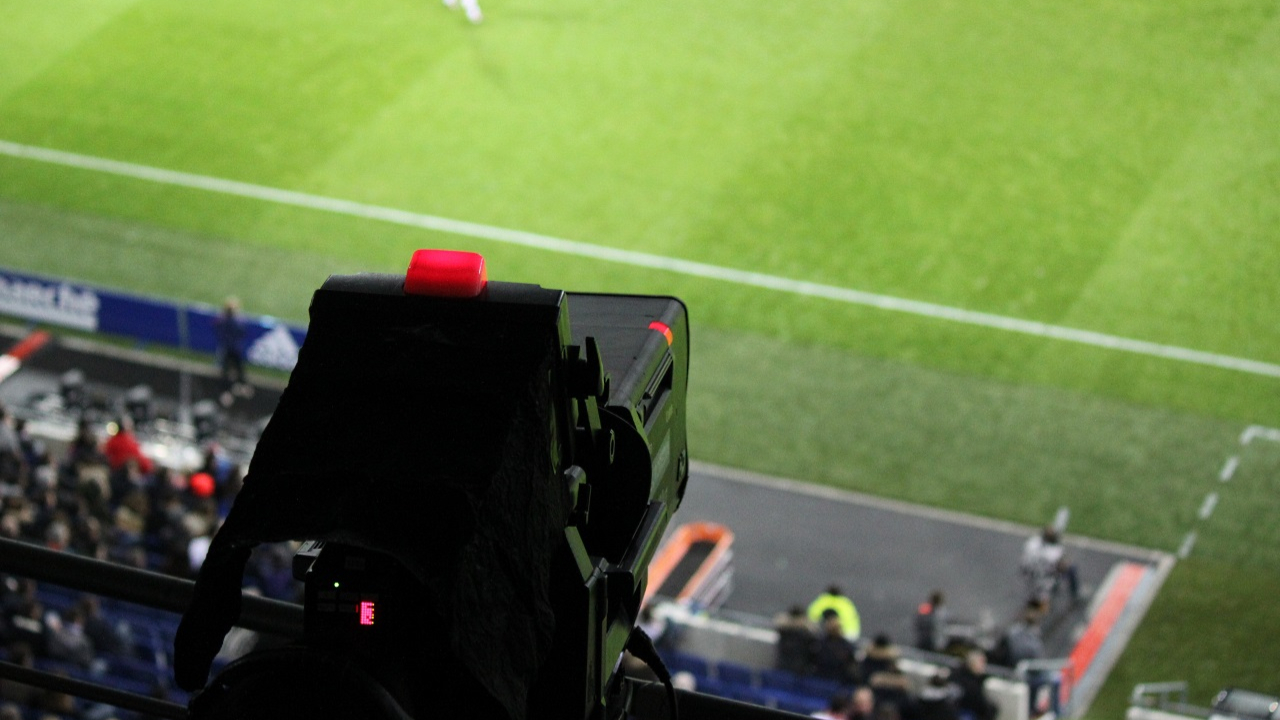 Des camions-r&eacute;gie de beIN SPORTS pris pour cible par des supporters grenoblois