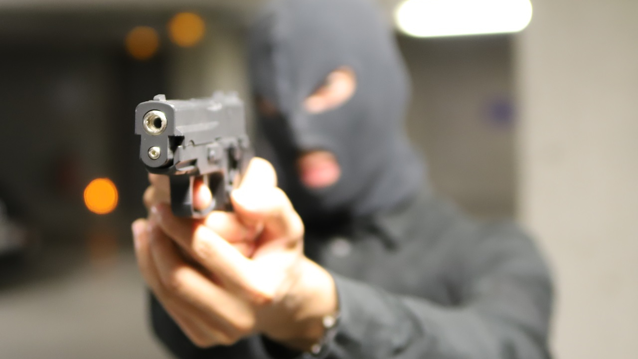 Grenoble : cinq impacts de balles retrouvés sur une porte d'appartement