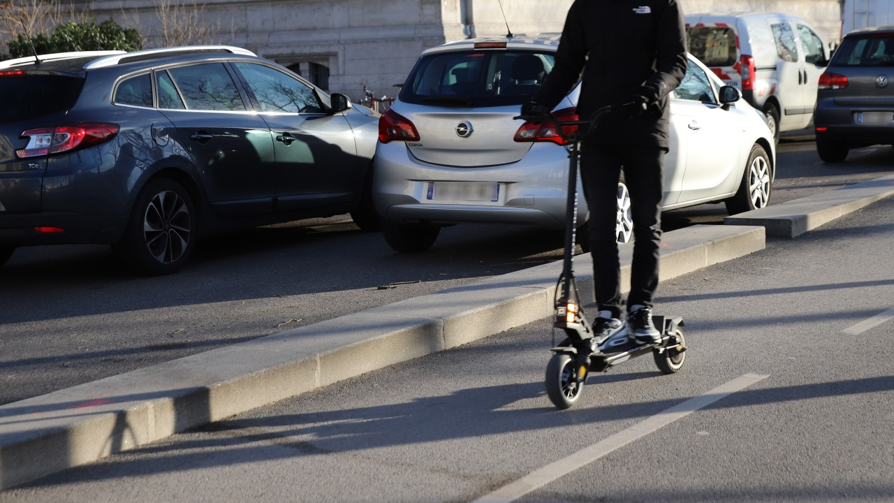 Grenoble : il fonce avec sa trottinette sur un policier municipal
