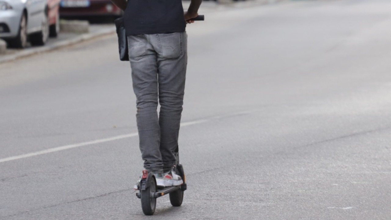 Grenoble : il frappe un adolescent pour lui voler sa trottinette