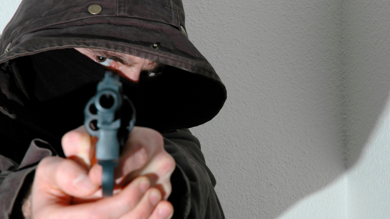 Grenoble : il insulte les employ&eacute;s d'un restaurant et exhibe un pistolet