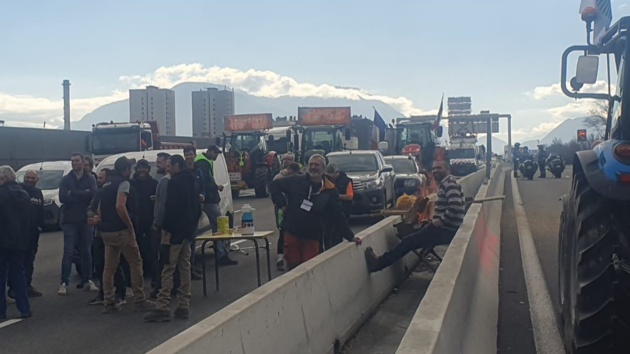 Grenoble : l'A480 rouvre apr&egrave;s 9 jours de blocage par les agriculteurs