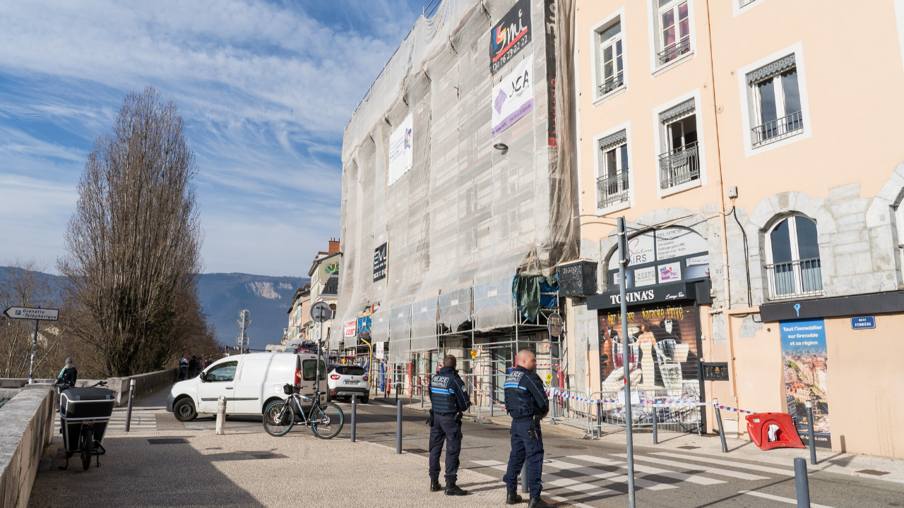 Grenoble : l'immeuble menace de s'effondrer, la circulation interdite Grenoble : l'immeuble menace de s'effondrer, la circulation interdite