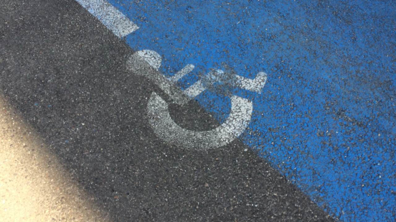 Grenoble : la police municipale cible le stationnement interdit sur les places PMR