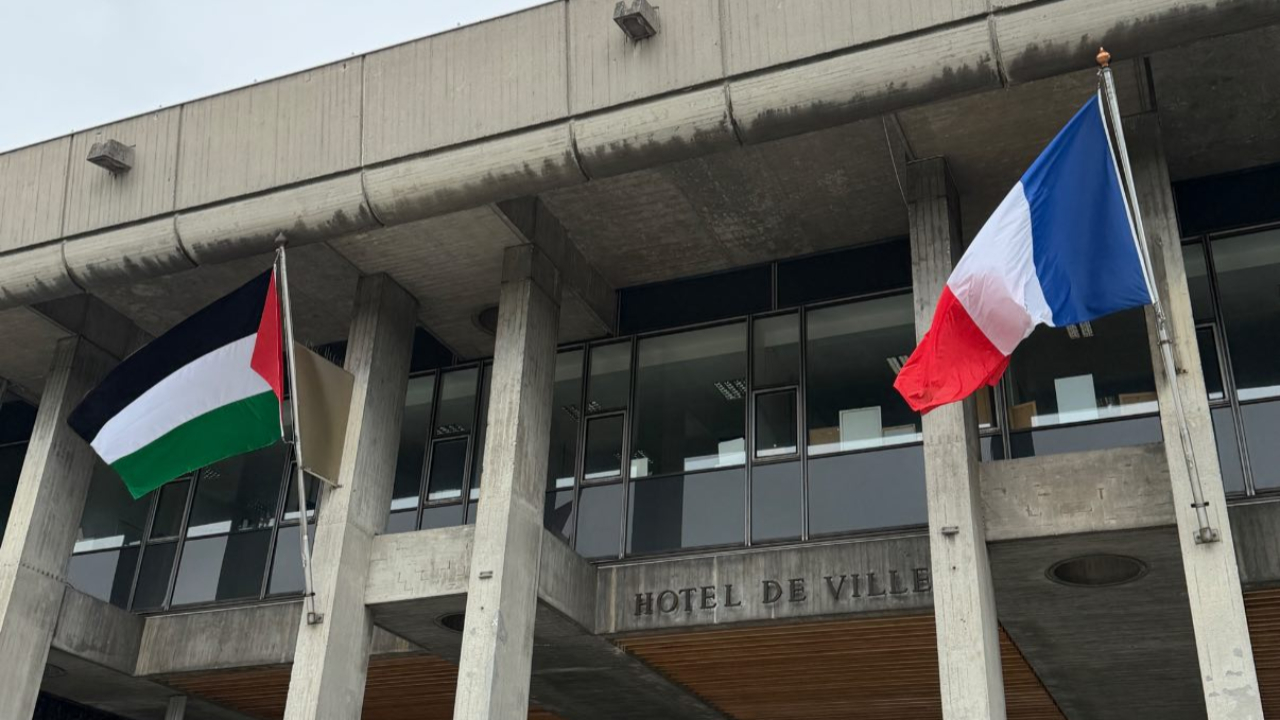Grenoble : le drapeau palestinien installé sur le fronton de la mairie