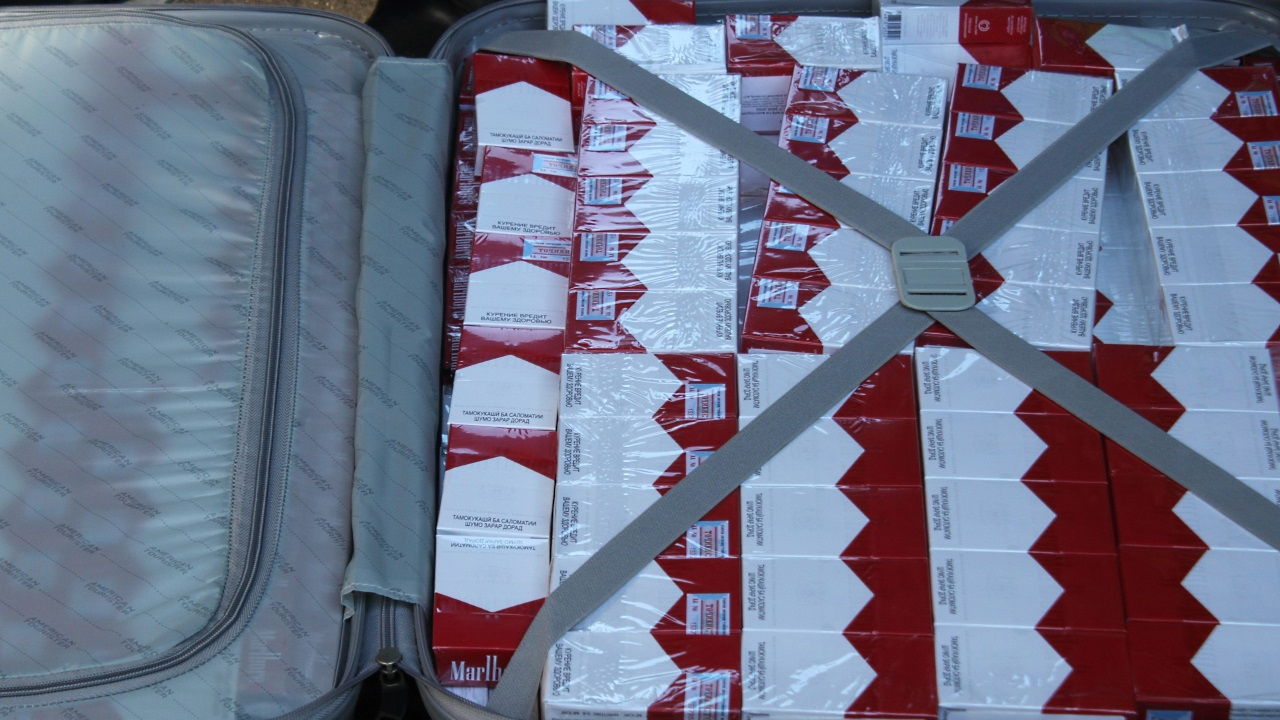 Grenoble : le père et le fils soupçonnés de trafic de cigarettes, plus de 25 000 paquets retrouvés à Sassenage Grenoble : le père et le fils soupçonnés de trafic de cigarettes, plus de 25 000 paquets retrouvés à Sassenage