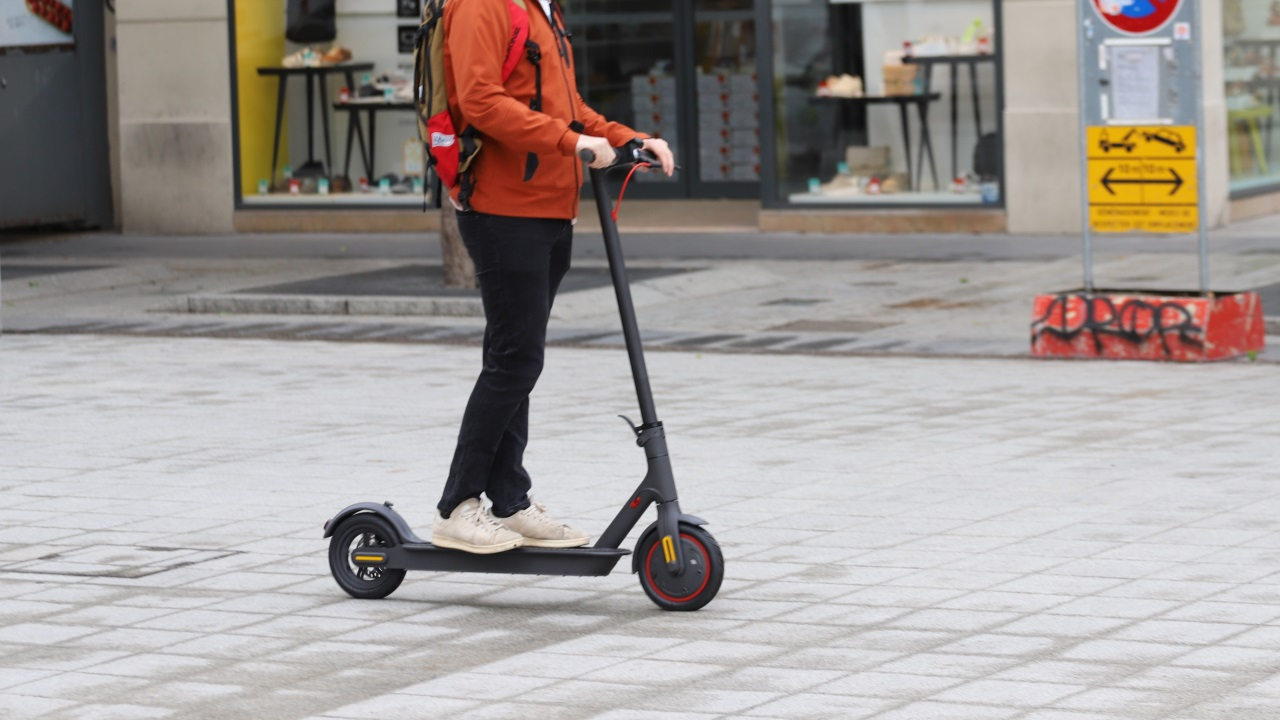 Grenoble : le trottinettiste percute de plein fouet une portière qui s'ouvre devant lui
