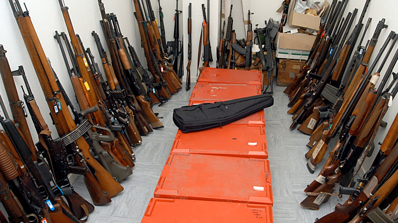 Grenoble : les pompiers en intervention découvrent des armes et une grenade dans un appartement Grenoble : les pompiers en intervention découvrent des armes et une grenade dans un appartement