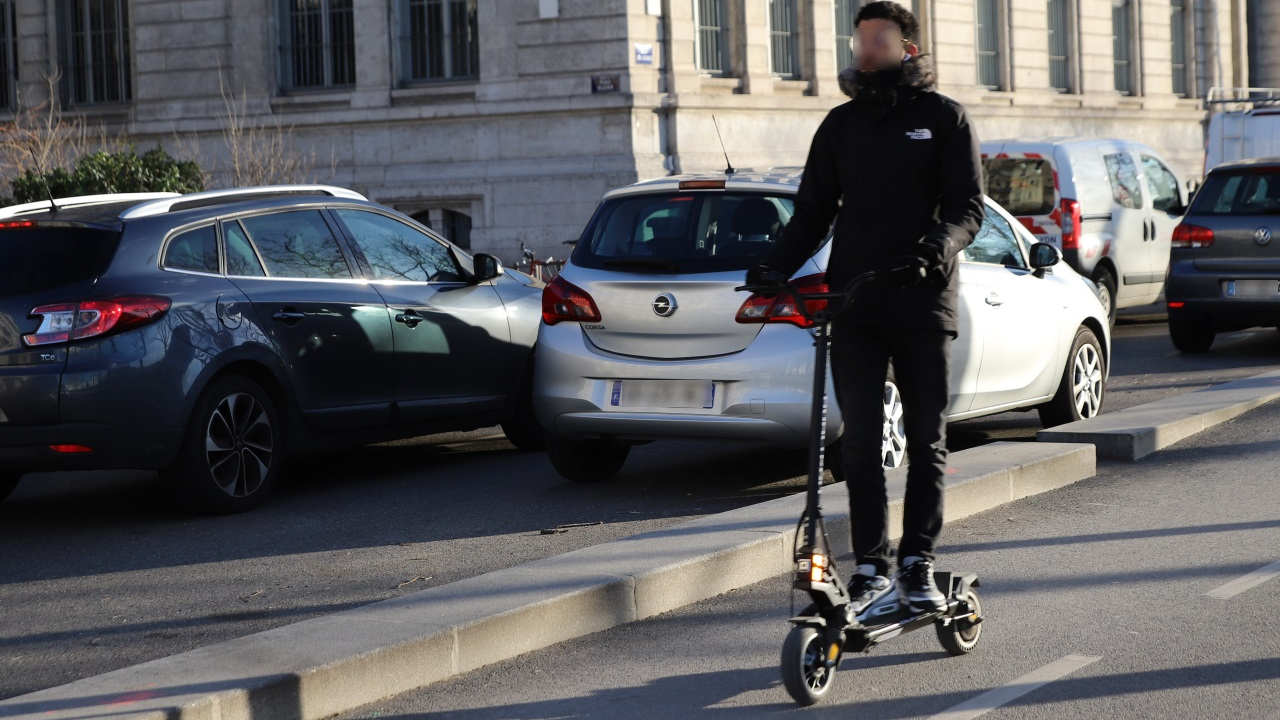 Grenoble : un automobiliste percute un homme à trottinette puis prend la fuite