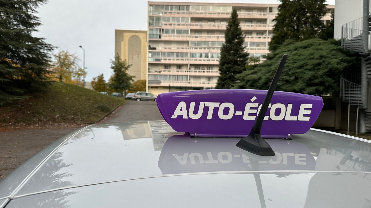 Grenoble : un jeune Roumain passait le permis pour d'autres candidats, une gérante d'auto-école impliquée