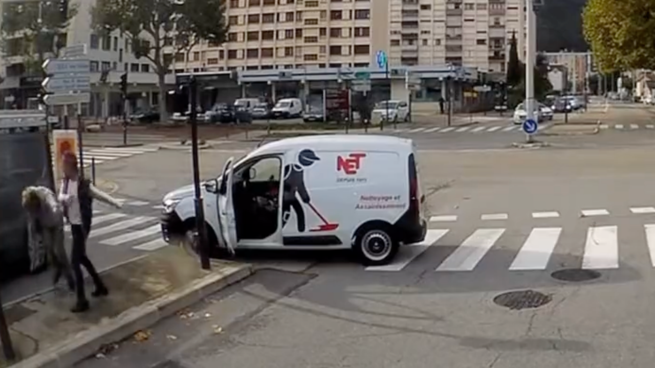Grenoble : une bagarre éclate entre automobilistes, filmée par une dashcam Grenoble : une bagarre éclate entre automobilistes, filmée par une dashcam