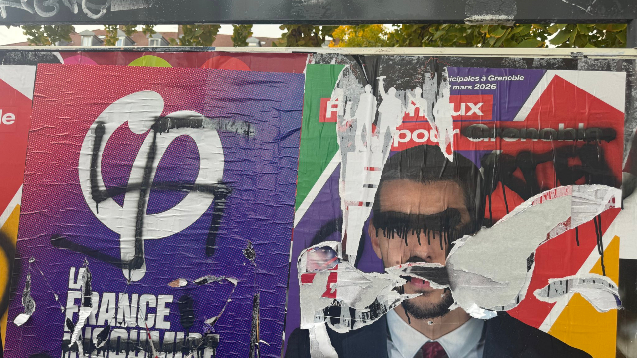 Grenoble : une croix gammée sur les affiches d'Allan Brunon, le candidat LFI porte plainte Grenoble : une croix gammée sur les affiches d'Allan Brunon, le candidat LFI porte plainte
