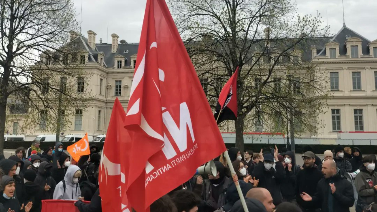 Grenoble : une manifestation dégénère après la validation de la réforme des retraites Grenoble : une manifestation dégénère après la validation de la réforme des retraites