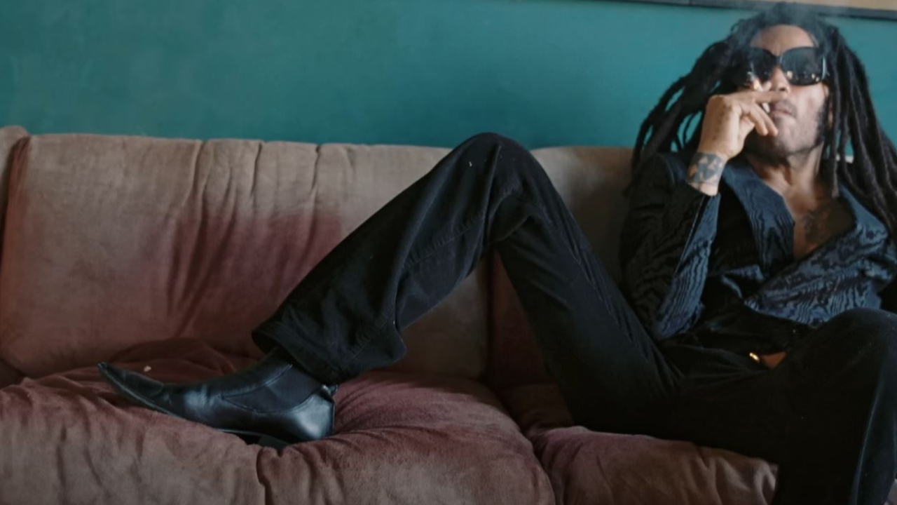 Lenny Kravitz se dévoile un peu plus dans le clip de "Honey" Lenny Kravitz se dévoile un peu plus dans le clip de "Honey"