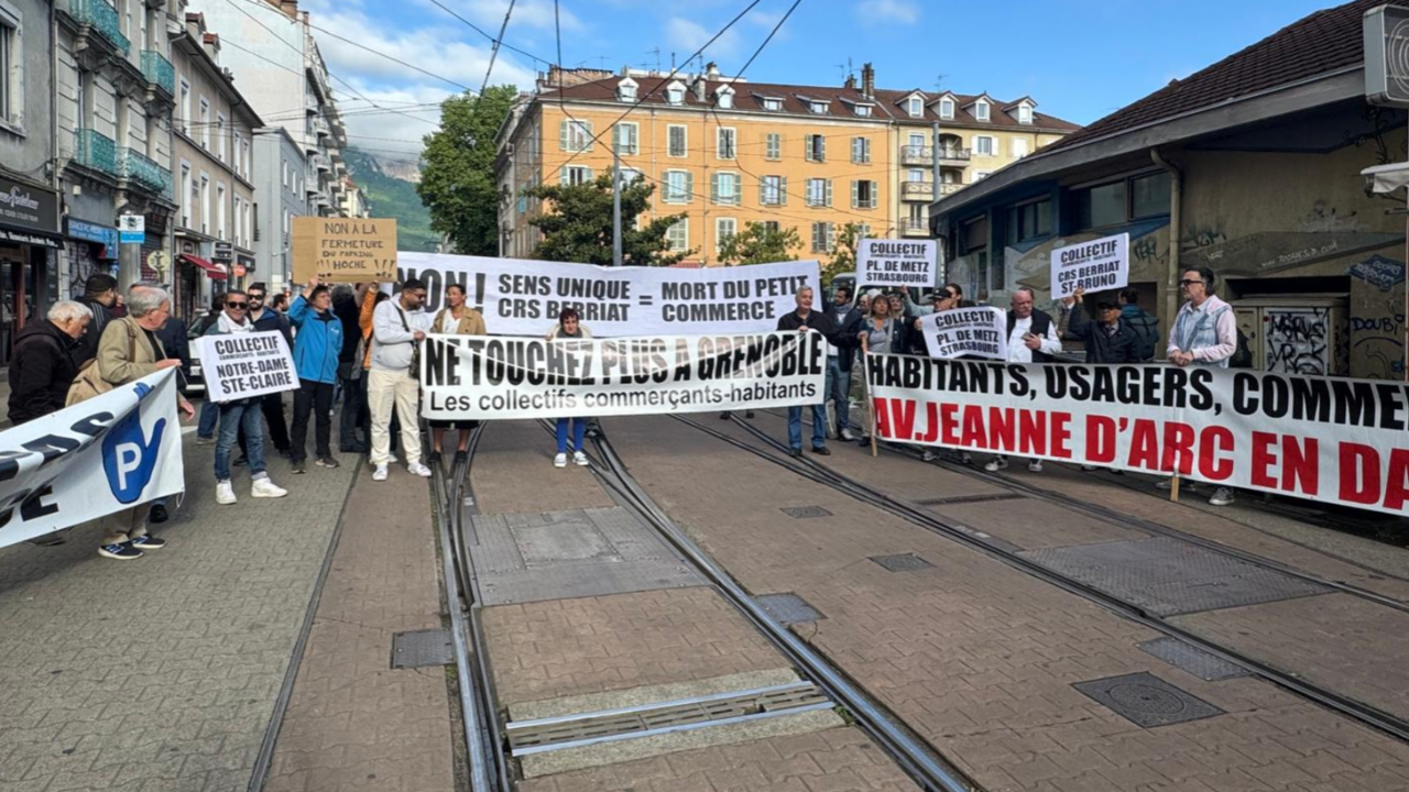"Ne touchez plus à Grenoble" : commerçants et habitants en colère bloquent le tramway 30 minutes "Ne touchez plus à Grenoble" : commerçants et habitants en colère bloquent le tramway 30 minutes