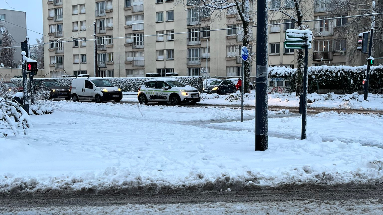 Neige à Grenoble : les routes paralysées Neige à Grenoble : les routes paralysées