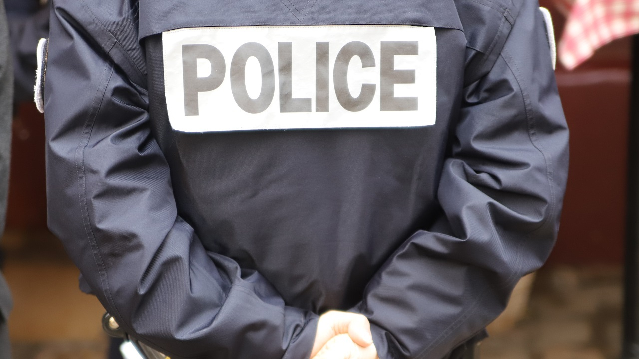 Près de Grenoble : deux individus agressent un quinquagénaire, un cutter brandi pour dérober sa sacoche Lacoste