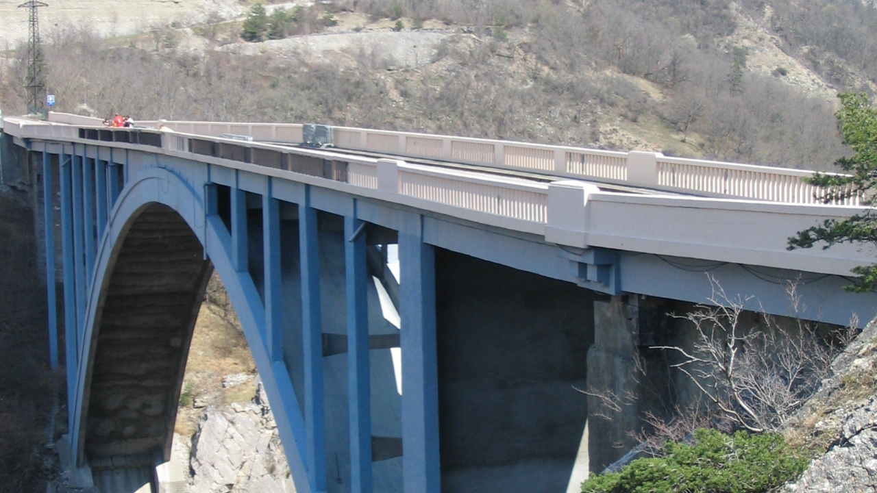 Près de Grenoble : elle se jette d'un pont pour se suicider, un filet de saut à l'élastique la retient Près de Grenoble : elle se jette d'un pont pour se suicider, un filet de saut à l'élastique la retient