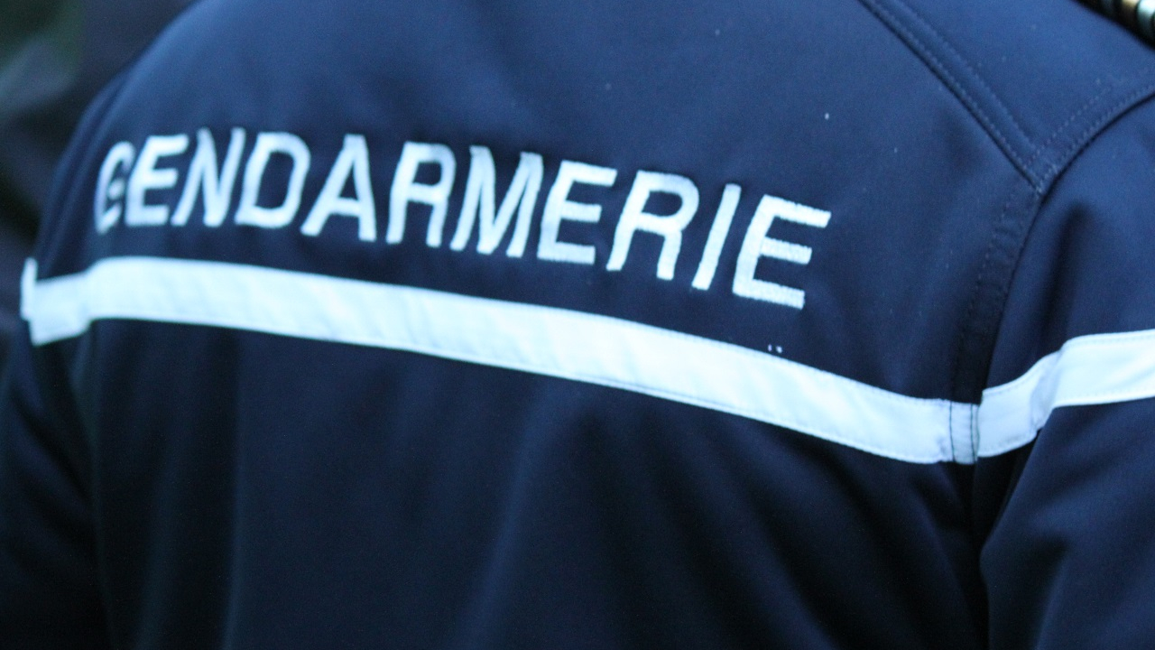 Près de Grenoble : il poignarde sa femme à plusieurs reprises, leurs enfants assistent au drame Près de Grenoble : il poignarde sa femme à plusieurs reprises, leurs enfants assistent au drame